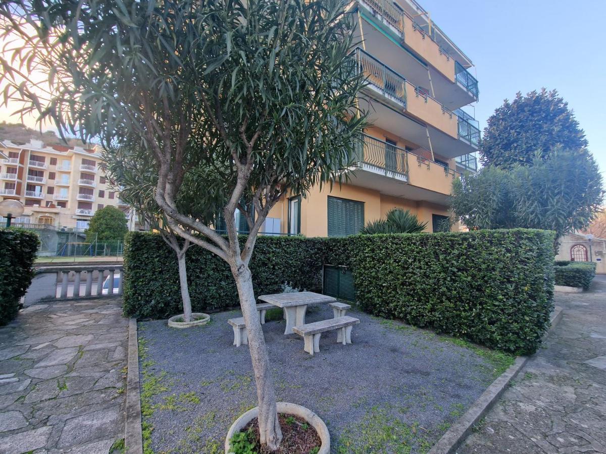 Апартаменты 650 Metri Dal Mare - Wifi - Terrazzo - Piscina - A/C Пьетра-Лигуре Экстерьер фото