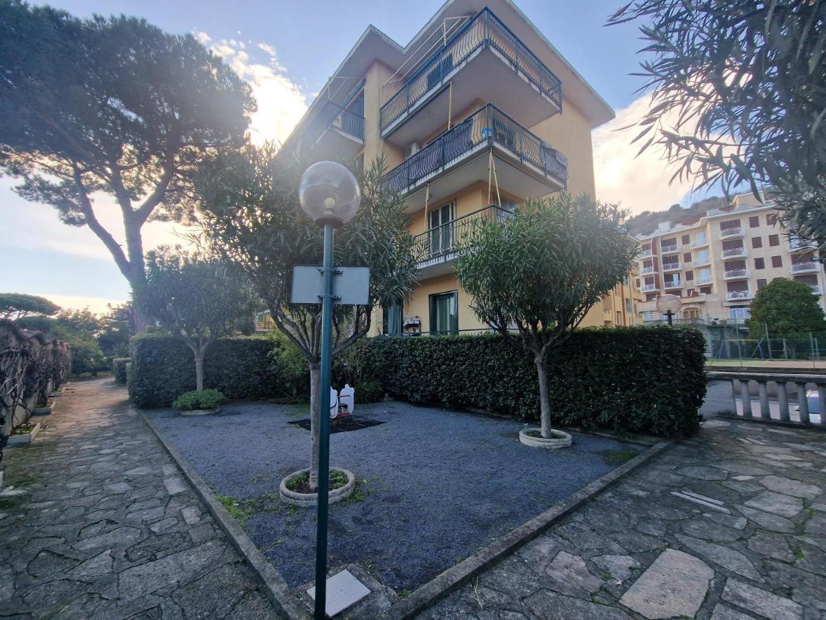 Апартаменты 650 Metri Dal Mare - Wifi - Terrazzo - Piscina - A/C Пьетра-Лигуре Экстерьер фото